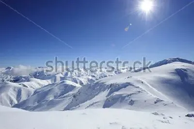Плакат Яркое солнце над снежными горными вершинами