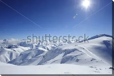 Постер Яркое солнце над снежными горными вершинами