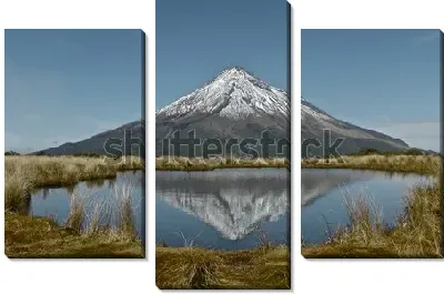 Модульная картина Величественный вулкан Таранаки с отражением в озере (Новая Зеландия) №2