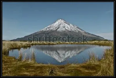 Картина Величественный вулкан Таранаки с отражением в озере (Новая Зеландия) №2