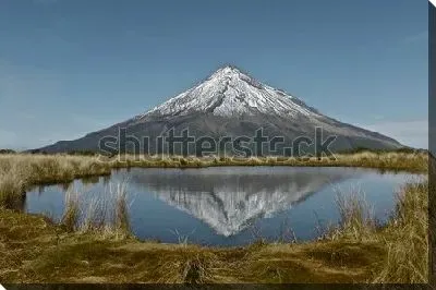 Картина маслом Величественный вулкан Таранаки с отражением в озере (Новая Зеландия) №2