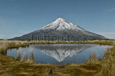 Плакат Величественный вулкан Таранаки с отражением в озере (Новая Зеландия) №2