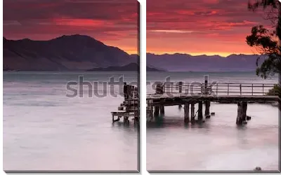 Модульная картина Великолепный закат над величественными горами вдоль озера с деревянным пирсом