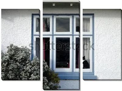 Модульная картина Чёрно-белый кот сидит на подоконнике старого дома 