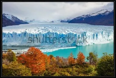 Завораживающий пейзаж с ледником Перито-Морено в Национальном парке Лос-Гласиарес на фоне осеннего леса и скалистых гор на дальнем плане (Аргентина)