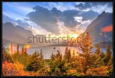 Удивительный рассвет над озером Святой Марии в окружении величественных скал и хвойного леса в Национальном парке Глейшер (США, штат Монтана)