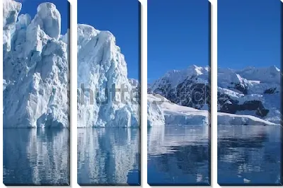 Ледник Антарктиды на фоне ясного голубого неба и спокойной глади океана