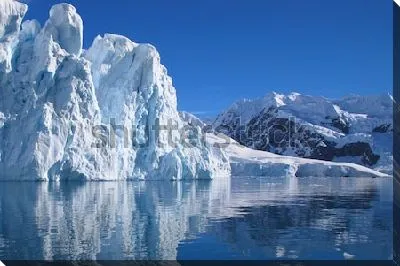 Ледник Антарктиды на фоне ясного голубого неба и спокойной глади океана
