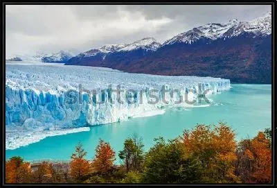 Великолепный пейзаж с ледником Перито-Морено в окружении заснеженных гор и осеннего леса в Национальном парке Лос-Гласиарес (Аргентина)
