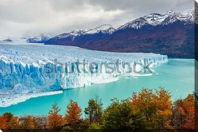 Великолепный пейзаж с ледником Перито-Морено в окружении заснеженных гор и осеннего леса в Национальном парке Лос-Гласиарес (Аргентина)