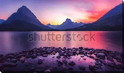 Картина маслом Фантастический закат над ледниковым озером на фоне величественных гор в Национальном парке Глейшер (США, штат Монтана)