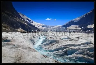 Величественный горный пейзаж с ледником Атабаска (Канада)