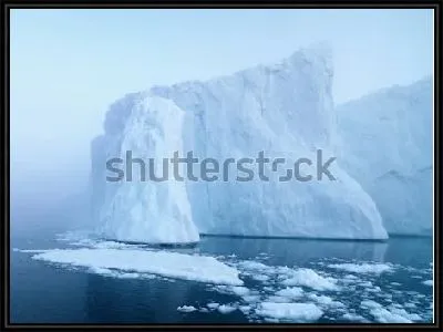 Картина Царственный белоснежный ледник в тумане над океаном