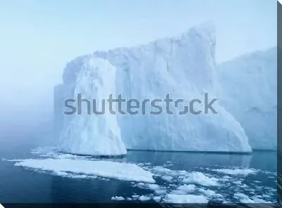 Постер Царственный белоснежный ледник в тумане над океаном
