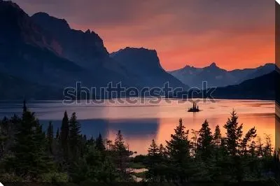 Картина маслом Фантастический пейзаж с удивительным закатом над величественными горами, лесом и озером Святой Марии в Национальном парке Глейшер (США, штат Монтана)