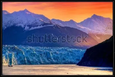 Фантастический восход над ледником Хаббард - самым большим ледником на северо-западной окраине Северной Америки (США)