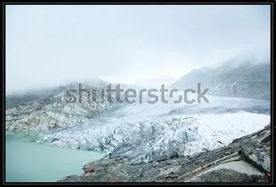 Картина Великолепный вид на Ронский ледник в тумане - один из старейших ледников в Швейцарских Альпах и основной источник воды для реки Рона и Женевского озера