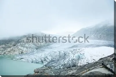 Постер Великолепный вид на Ронский ледник в тумане - один из старейших ледников в Швейцарских Альпах и основной источник воды для реки Рона и Женевского озера