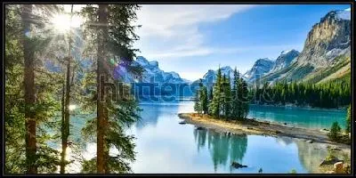 Картина Потрясающая панорама долины озера Малайн с хвойными лесами и заснеженными скалами вдоль берегов в Национальном парке Джаспер (Канада)