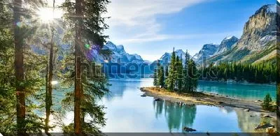 Картина маслом Потрясающая панорама долины озера Малайн с хвойными лесами и заснеженными скалами вдоль берегов в Национальном парке Джаспер (Канада)