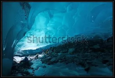 Очень красивый тоннель в голубом леднике