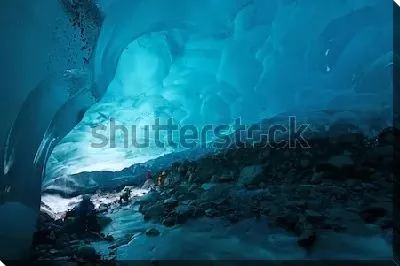 Очень красивый тоннель в голубом леднике