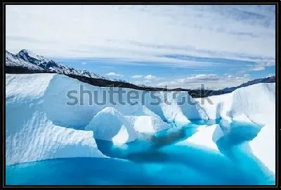 Синее озеро на вершине ледника Матануска на юге Аляски