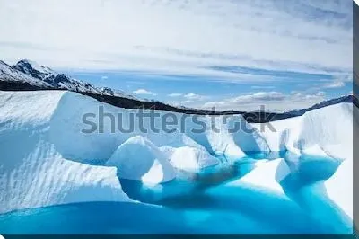 Синее озеро на вершине ледника Матануска на юге Аляски