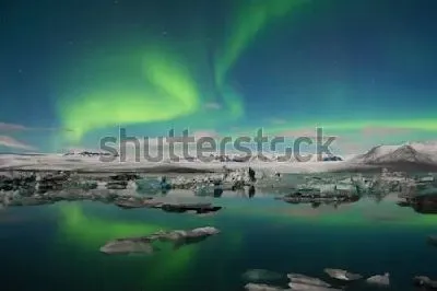 Плакат Невероятно красивое северное сияние над Ледниковой лагуной Йокульсарлон (Исландия)