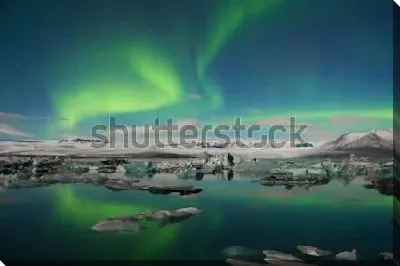 Постер Невероятно красивое северное сияние над Ледниковой лагуной Йокульсарлон (Исландия)