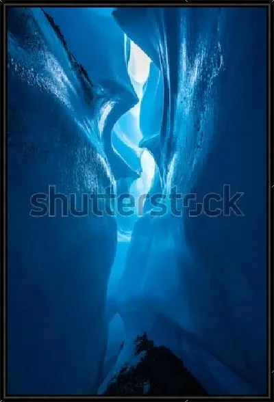 Картина Живописная расщелина в толще голубого льда знаменитого ледника Матануска (Канада)