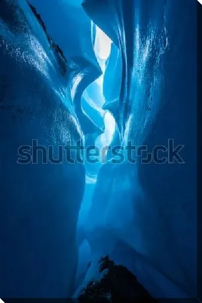 Постер Живописная расщелина в толще голубого льда знаменитого ледника Матануска (Канада)