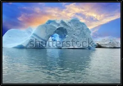 Картина Живописный дрейфующий айсберг на фоне красивого закатного неба