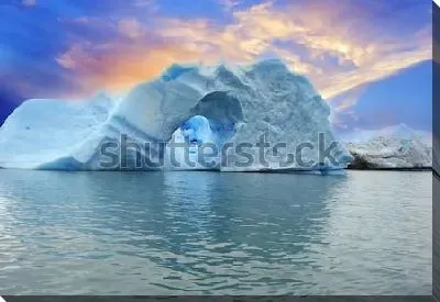 Постер Живописный дрейфующий айсберг на фоне красивого закатного неба