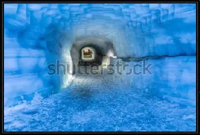Искусственный тоннель в голубом леднике Лаунгйёкюдль в Исландии