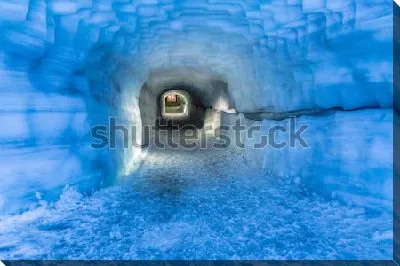 Искусственный тоннель в голубом леднике Лаунгйёкюдль в Исландии