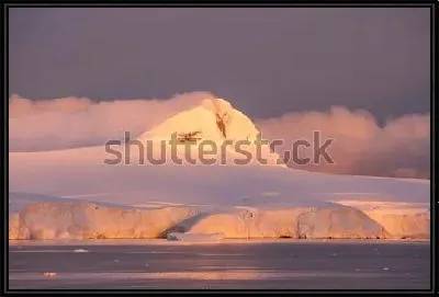 Очень красивый розово-сиреневый свет заката на ледниках в Антарктиде
