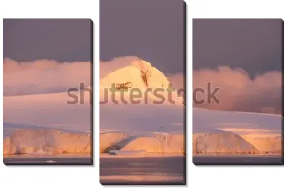 Очень красивый розово-сиреневый свет заката на ледниках в Антарктиде