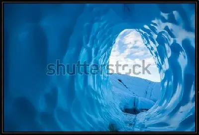 Большой яйцеобразный тоннель внутри голубого ледника Матануска (Аляска)