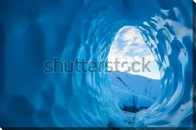 Большой яйцеобразный тоннель внутри голубого ледника Матануска (Аляска)