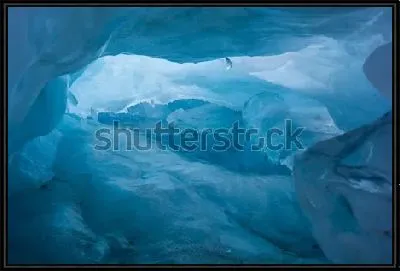 Картина Пещера внутри голубого ледника