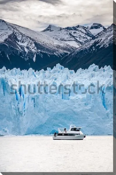 Картина маслом Туристический катер на фоне огромного ледника Перито-Морено и заснеженных вершин Анд (Аргентина)