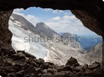 Картина маслом Прекрасный вид из арки в скале на вершину горы Мармолада с ледником (Италия)