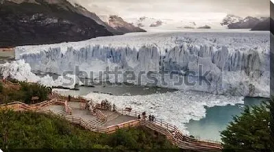 Деревянные мостки перед огромной стеной ледника Перито-Морено в Национальном парке Аргентины
