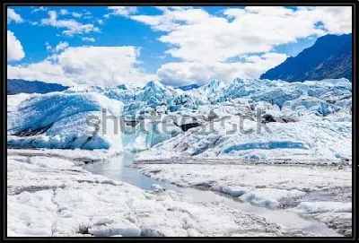 Пейзаж с голубыми льдами ледника Матануска на фоне гор и облачного неба (Аляска)