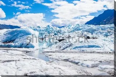 Пейзаж с голубыми льдами ледника Матануска на фоне гор и облачного неба (Аляска)