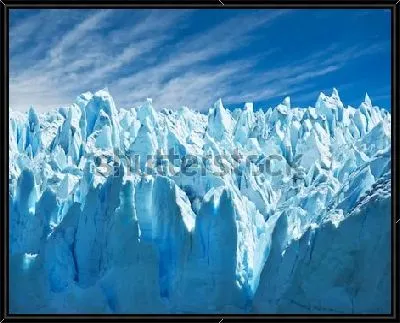 Острые голубые пики ледника Перито-Морено на фоне голубого неба (Аргентина)
