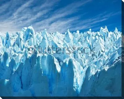Острые голубые пики ледника Перито-Морено на фоне голубого неба (Аргентина)