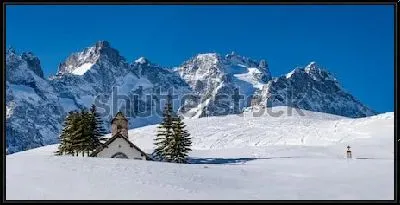 Картина Пейзаж с утонувшим в снегу домиком на фоне скал в Альпах Франции