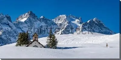 Постер Пейзаж с утонувшим в снегу домиком на фоне скал в Альпах Франции